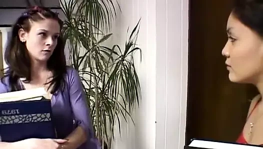 Genç kız müdürü tarafından sikiliyor