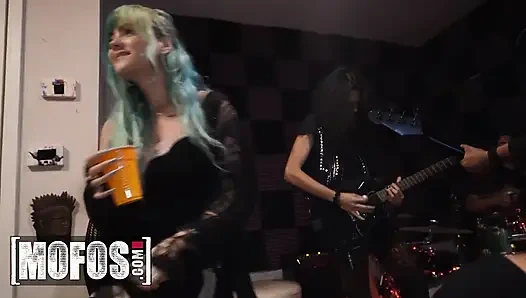 Mofos - büyük memeli nia bleu'nun stüdyo ziyareti sert bir domaltmalı sikiş için dizlerinin üstüne düşerken çıldırıyor