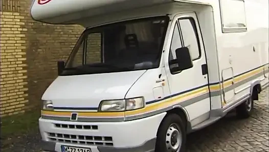 Секс в машине с блондинкой-пумой, которая любит камшот на лицо