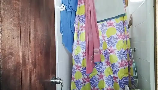 Üvey baba üvey kızını annesinin kamera arkası sikiyor