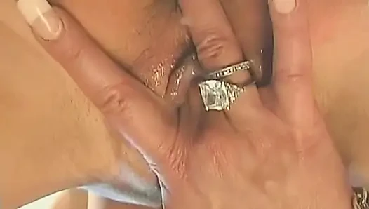 Olgun orta yaşlı seksi kadınlar derinden parmaklanıyor ve dölleniyor