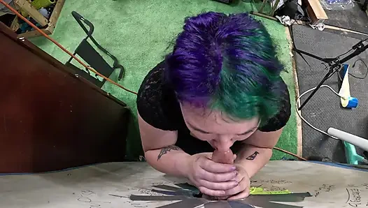 Goth teen besucht gloryhole, lutscht ihn trocken