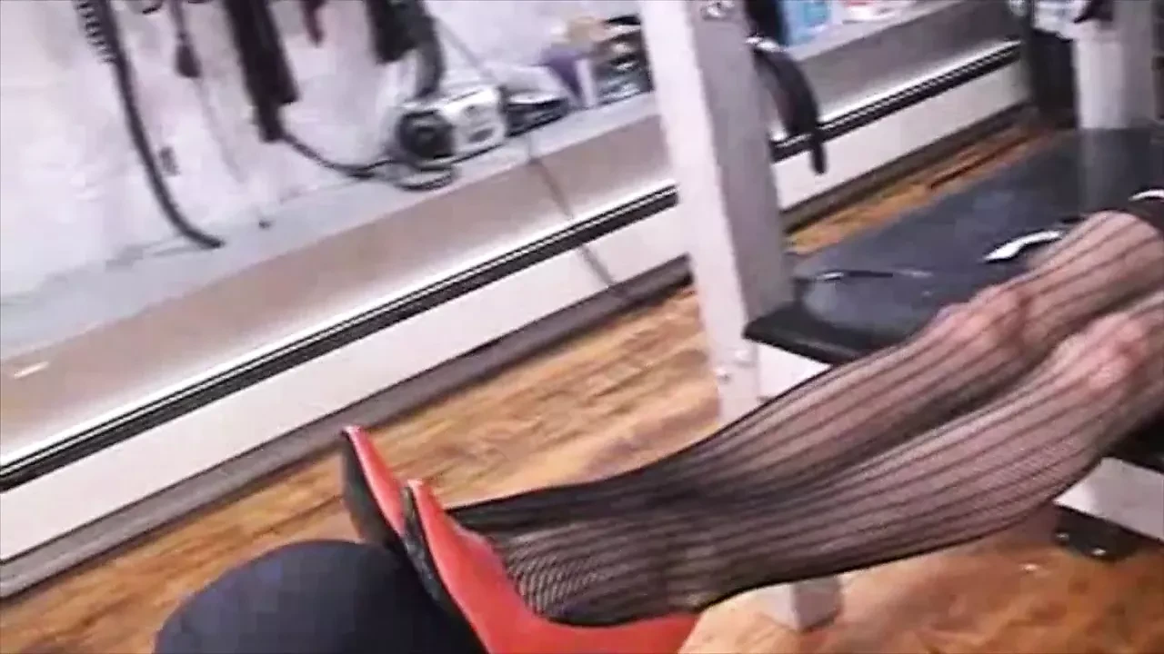 Heel fuck dengan dildo dilampirkan