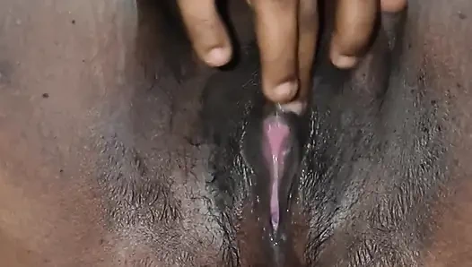 Показывает мои большие сиськи крупным планом и мастурбирует пальцами и дилдо