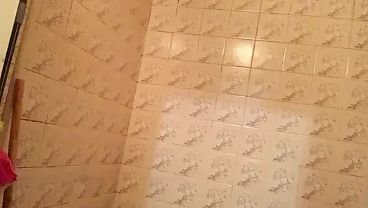 Banyoda çıplak bebek