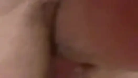 Yakın Çekim Kremsi Amcık Büyük Bir Dildoyla Sikişiyor