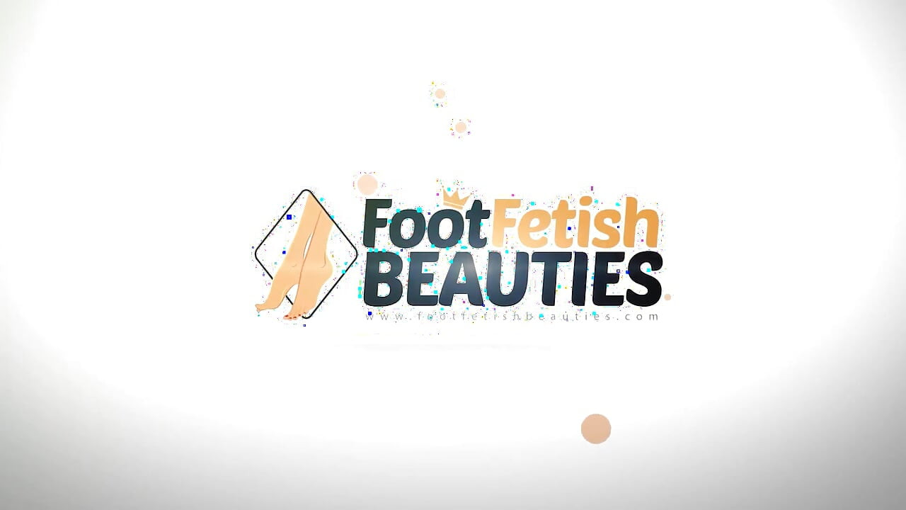 Une superbe blonde séduite par des pieds puants