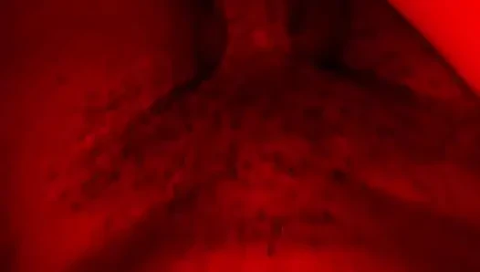 Сводная сестра играет с моим большим черным членом, пока мы одни дома, и я кончаю на ее сиськи