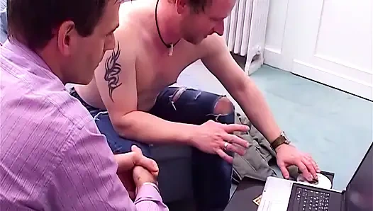 Liburan ngentot di spanyol! Cowok ini ngentot tante semok yang lagi ngentot