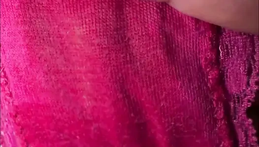 Dihadiahi dengan celana dalamnya yang basah. Istri ngasih aku celana dalam seksi yang dia kenakan setelah masturbasi super basah
