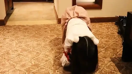 Gadis imut dengan seragam Jk lagi asik jalan-jalan di lapangan sambil bugil.