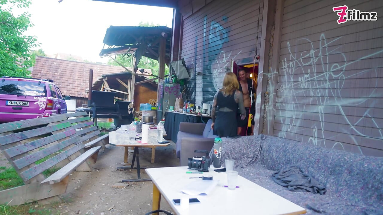 Tintás lányok zűrzavaros spriccelő szexorgiában anális baszással, szopással és dupla behatolással!