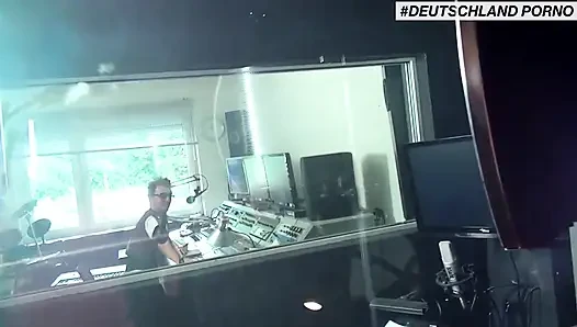 Cewek seksi rambut merah di kontol di studio radio