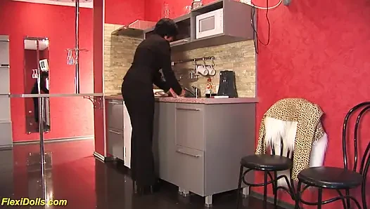 Настоящую гибкую куклу-милфу растягивают и трахают игрушкой