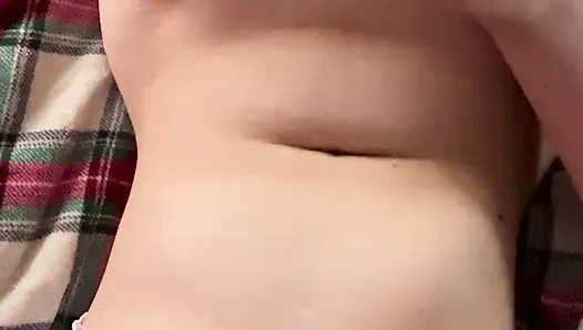 Freches mädchen kann nicht aufhören, ihren kitzler zu reiben