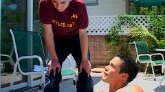 Jovem homossexual bonito fode um jovem limpando piscina