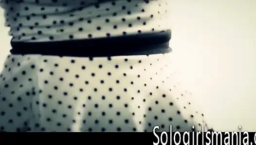 Sarışın genç kızıl kızıl dans ediyor ve mastürbasyon yapıyor