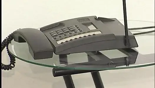 Чернокожая мастурбирует дилдо