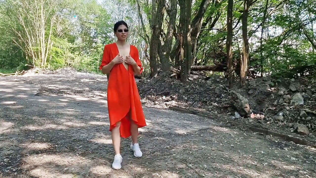 jokhim bhari aautdor nagn meri choot dikha rahi hai