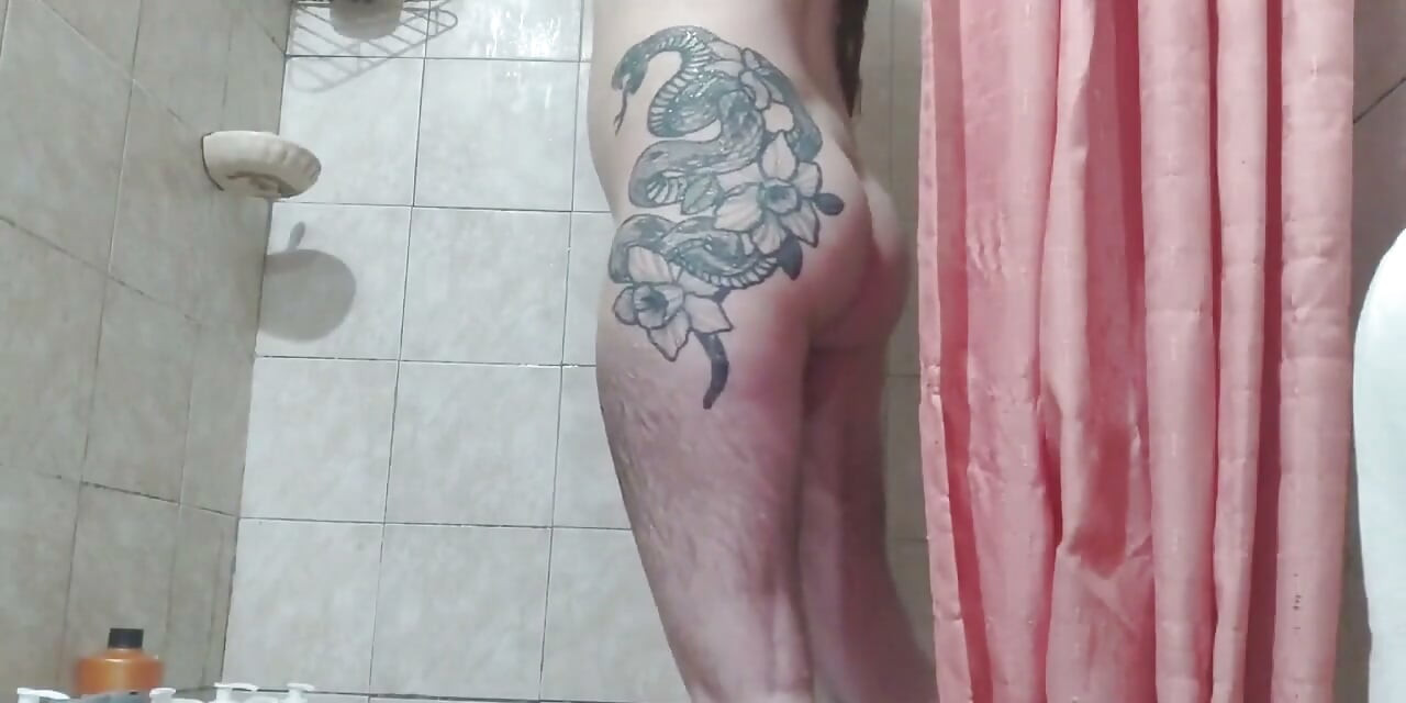 Soğuk bir günde banyo yapıyor