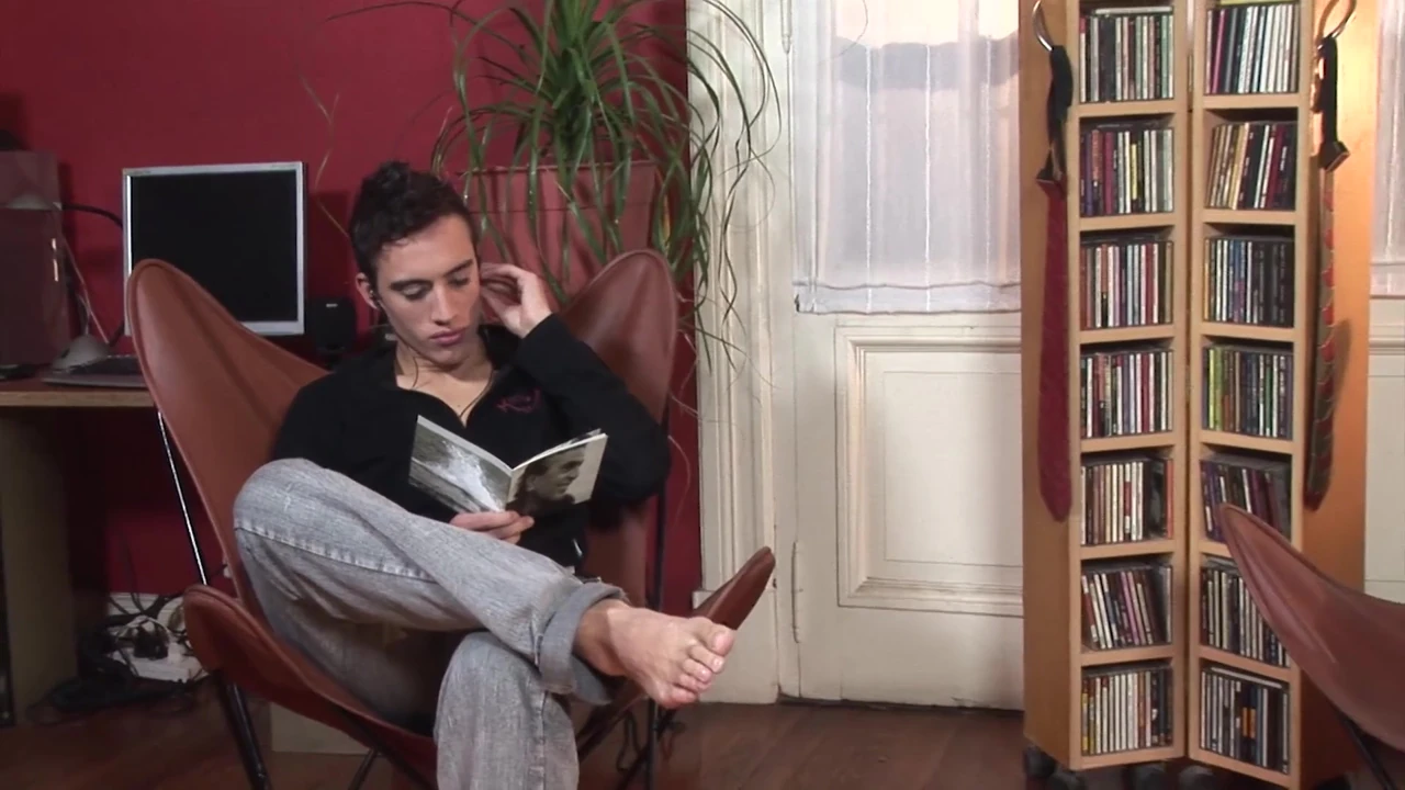 Ofis sandalyesinde eşcinsel sikişiyor