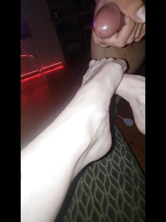 Deusa do pé MILF esticando a buceta, fonte de esguicho com uma chupada de pau sensual