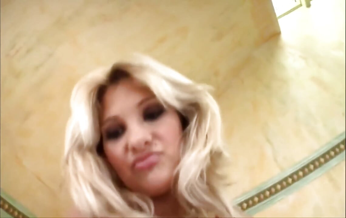Emanuelle - coño natural de grandes tetas