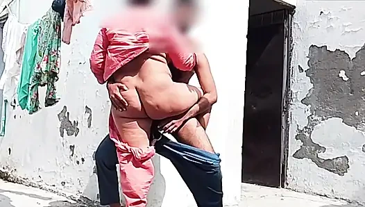 VOLLBUSIGE INDISCHE DESI-BHABHI LUTSCHT SCHWANZ UND WIRD GEFICKT