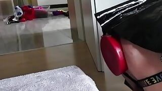 Látex crossdresser cadela amplia sua buceta anal com grandes plugs
