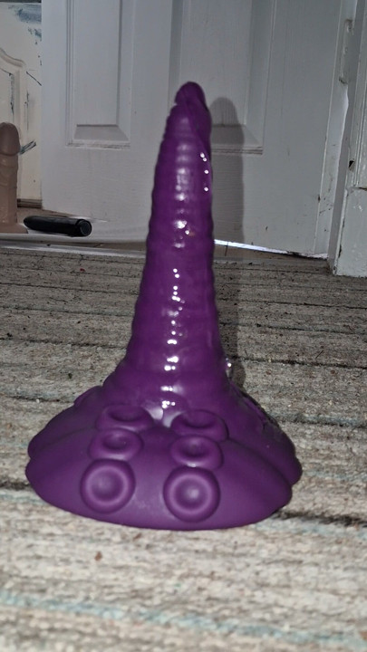 Une sissy chevauche le petit monstre violet