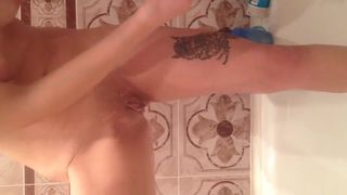 Vriendin met een tatoeage op haar heup