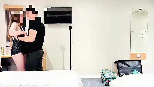 Горячий минет жены ласкается с ее любовником и сосет ему в гостиничном номере, хитрый муженек говорит по телефону, неверная жена