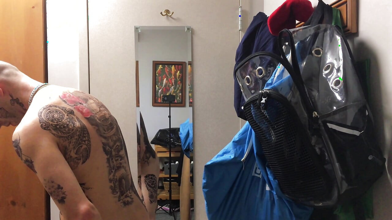 Masturbador com cara tatuada
