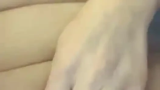 Tante seksi yang lagi selingkuh masturbasi di kamar tidur dan lanjut ngentot sama sahabat suaminya sendiri di tangga
