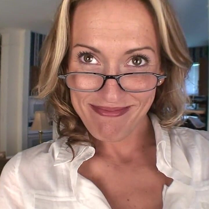 안경을 쓰고 음란한 밀프가 후장에서 그녀의 비밀을 흘린다