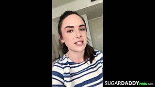 Rubia adolescente universitaria se folla a sugar daddy para evitar el desalojo