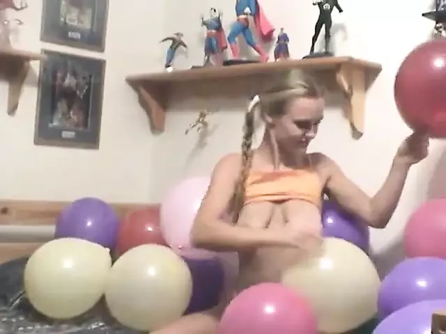 Meid stript en wrijft ballonnen over haar tieten