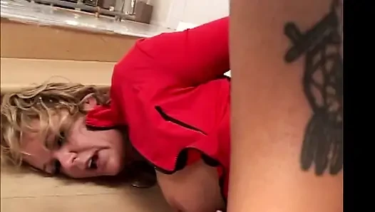 Geile MILf bückt sich, als ein massiver schwanz ihre löcher bis zum abspritzen bohrt