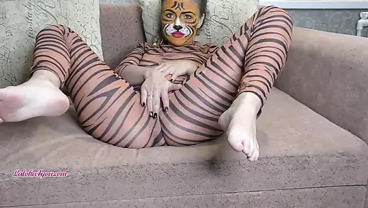 Schlankes mädchen wird in ihren mund gefickt und nimmt sperma auf ihr gesicht