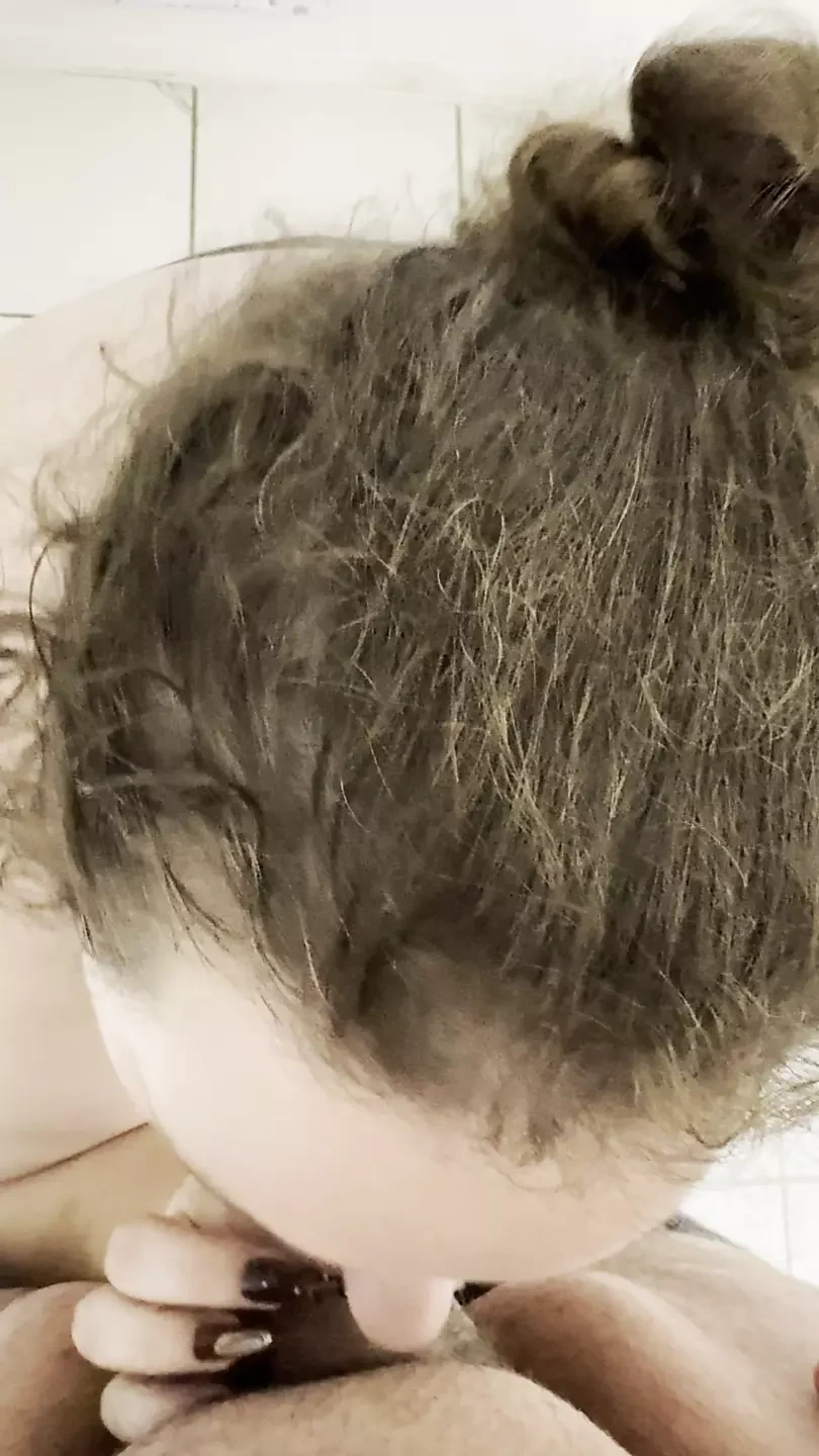 大美女荡妇在房间里吮吸酒店经理的鸡巴