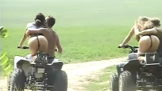 Bazı kızlar ülkede motokros ve aşırı seksi seviyor