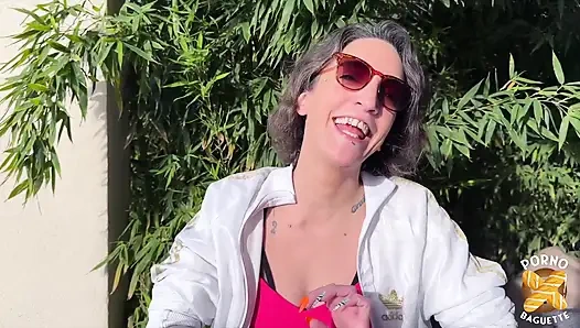 Lena, hübsche brünette, wird von zwei schwänze gefickt