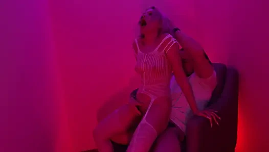 Striptease in Netzkleidung mit leidenschaftlichem Sex als Geschenk