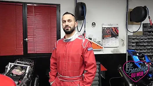 Aurora, eine freche verkäuferin, bietet ihren körper zwei typen an