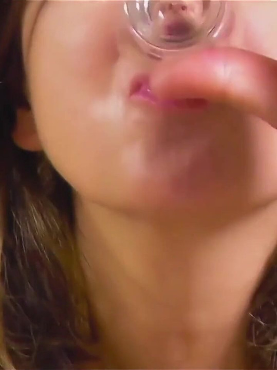 Porra comendo através de uma palha
