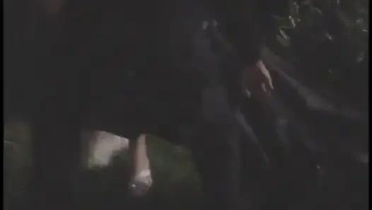 Büyük memeli sarışın göt deliğini parmaklıyor ve havuz çubuğu amına sokuyor