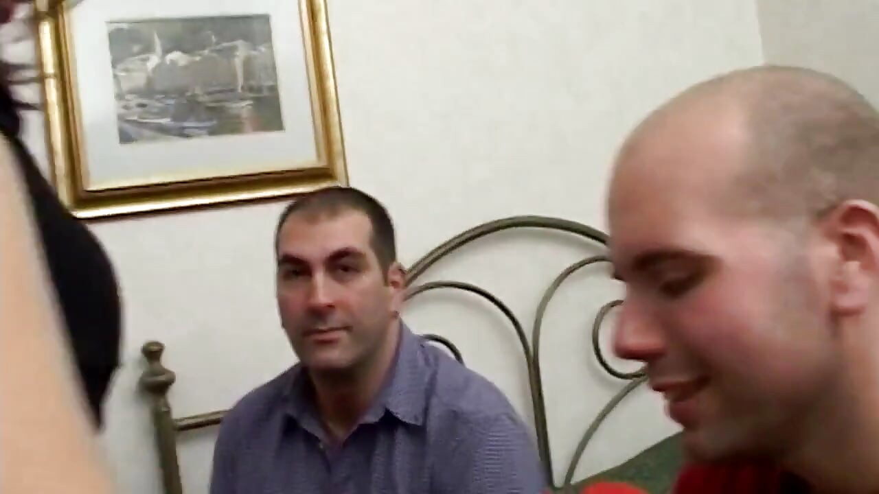 Minha esposa para a perversão dos meus amigos - verdadeira amadora italiana