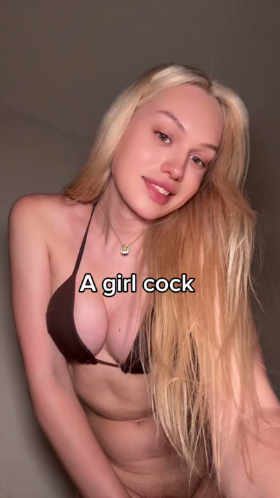 금발 여성이 비키니를 벗고 여성 자지를 드러낸다