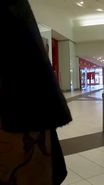 Spektakularan trenutak iz "Mall Flash In Sissy Chastity"
