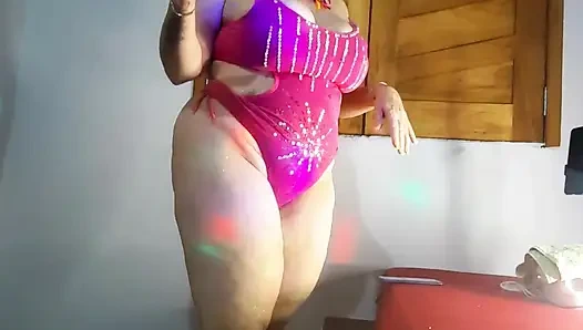 Di mulut pirang berdada besar.